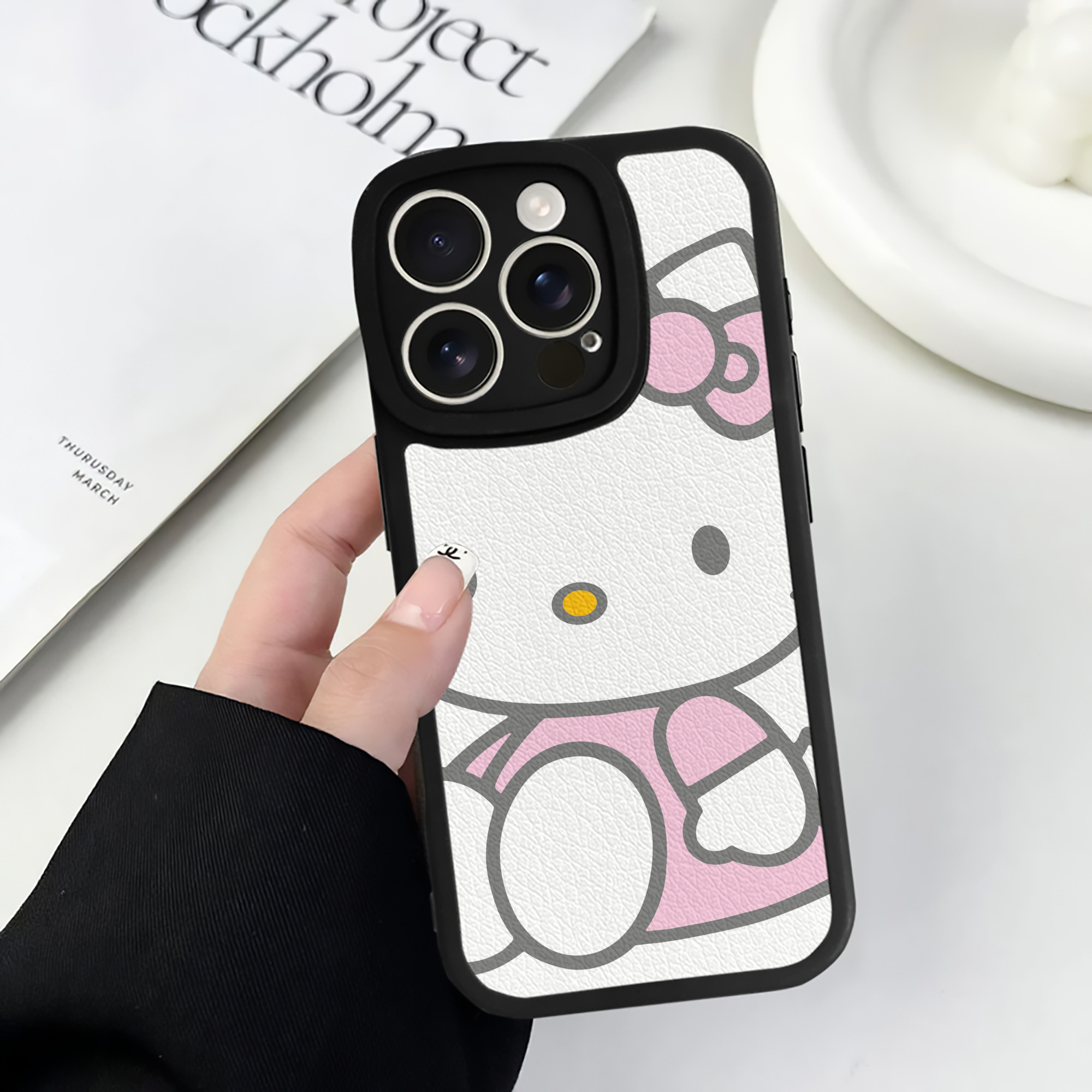 （画像用） Hello Kitty ハローキティ 【iPhone 16シリーズ対応】シリコンスマホケース（レザー調） 材質：シリコン